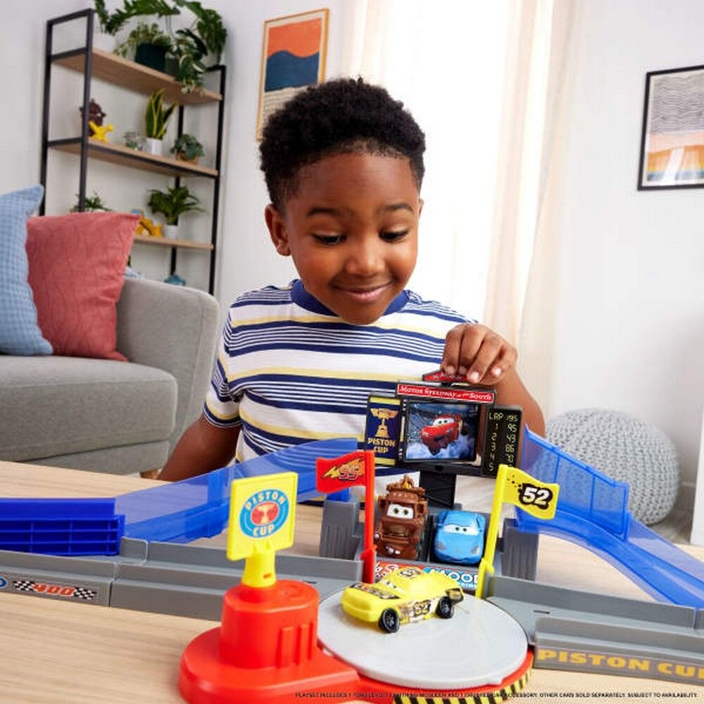 Disney and Pixar Cars Piston Cup Stunting Speedway Playset with Lightning McQueen Toy Car