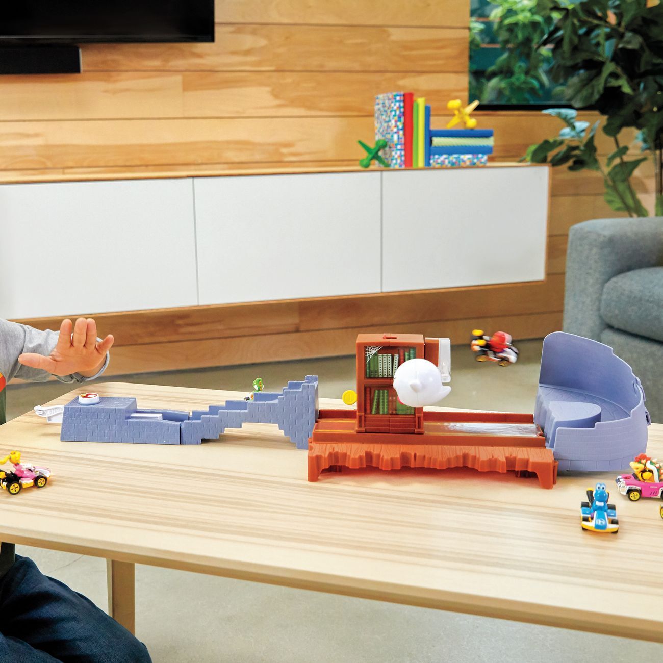 Hot Wheels Mariokart Boo's Spooky Sprint Track Set - Shy Guy