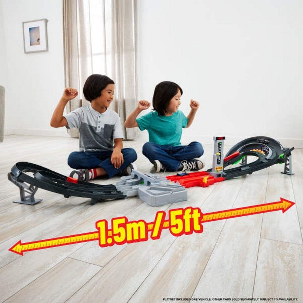 Hot Wheels Racing Formula 1 Grand Prix Circuit Track Set with Three Die-Cast Cars 1:64