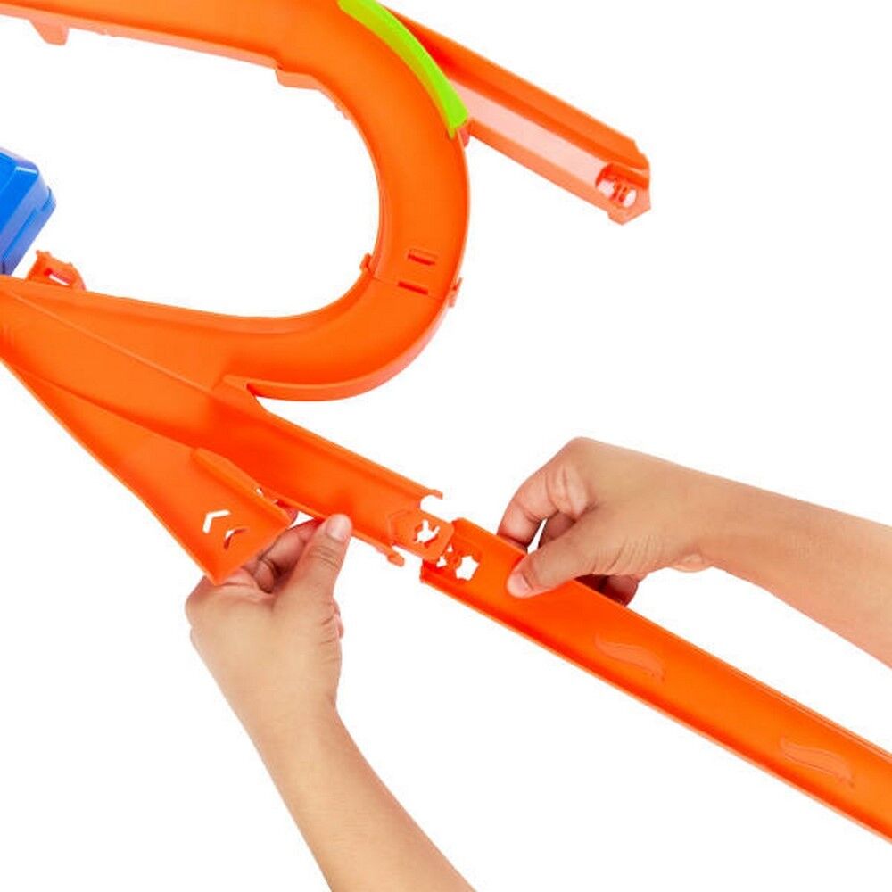 Hot Wheels Stunt Tracks Mid-Air Crash 2025