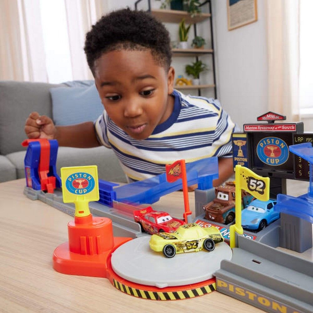 Disney and Pixar Cars Piston Cup Stunting Speedway Playset with Lightning McQueen Toy Car