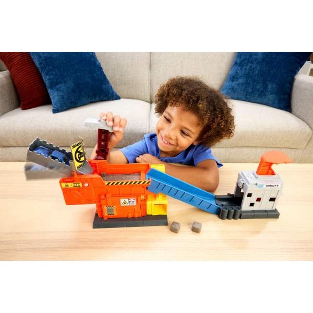Matchbox The Movie Smalley's Launch & Crush Playset with Vehicle