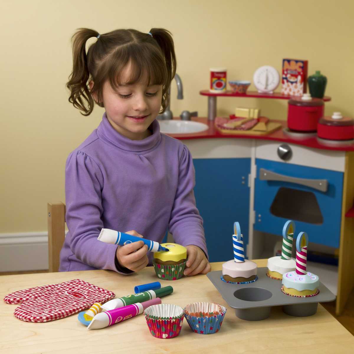 Melissa & Doug - Bake & Decorate Wooden Cupcake Set